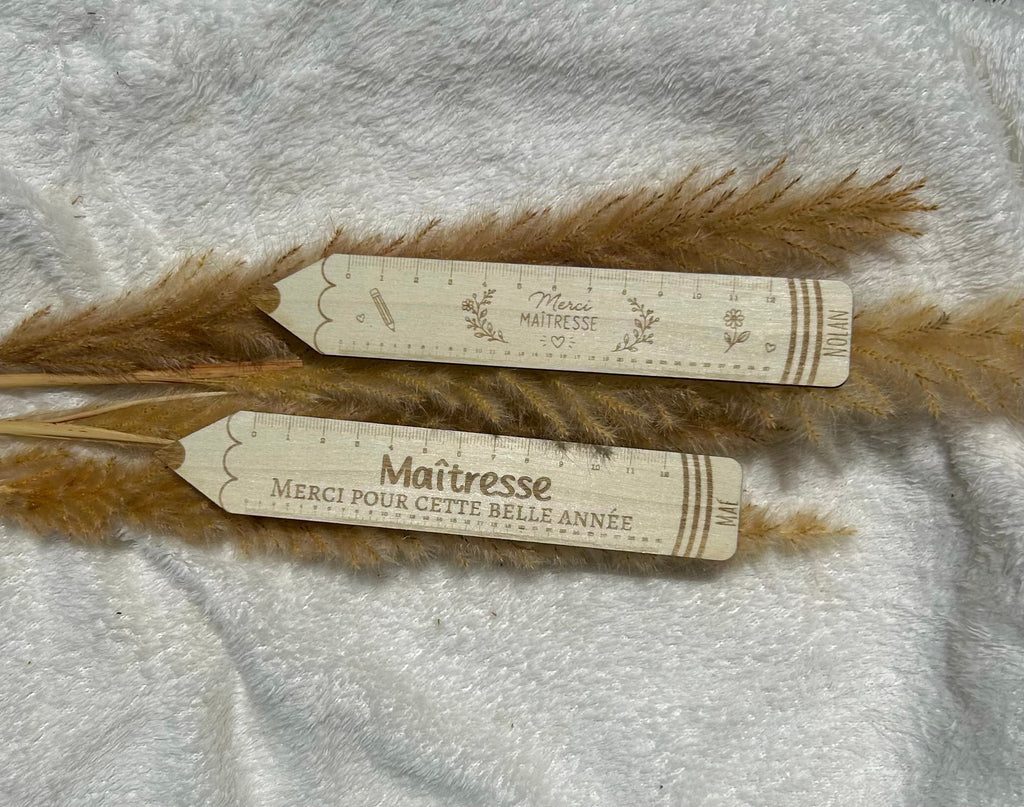 Règle personnalisée en bois – Cadeau de fin d’année pour maîtresse, maître, ATSEM ou nounou Bois & Soleil